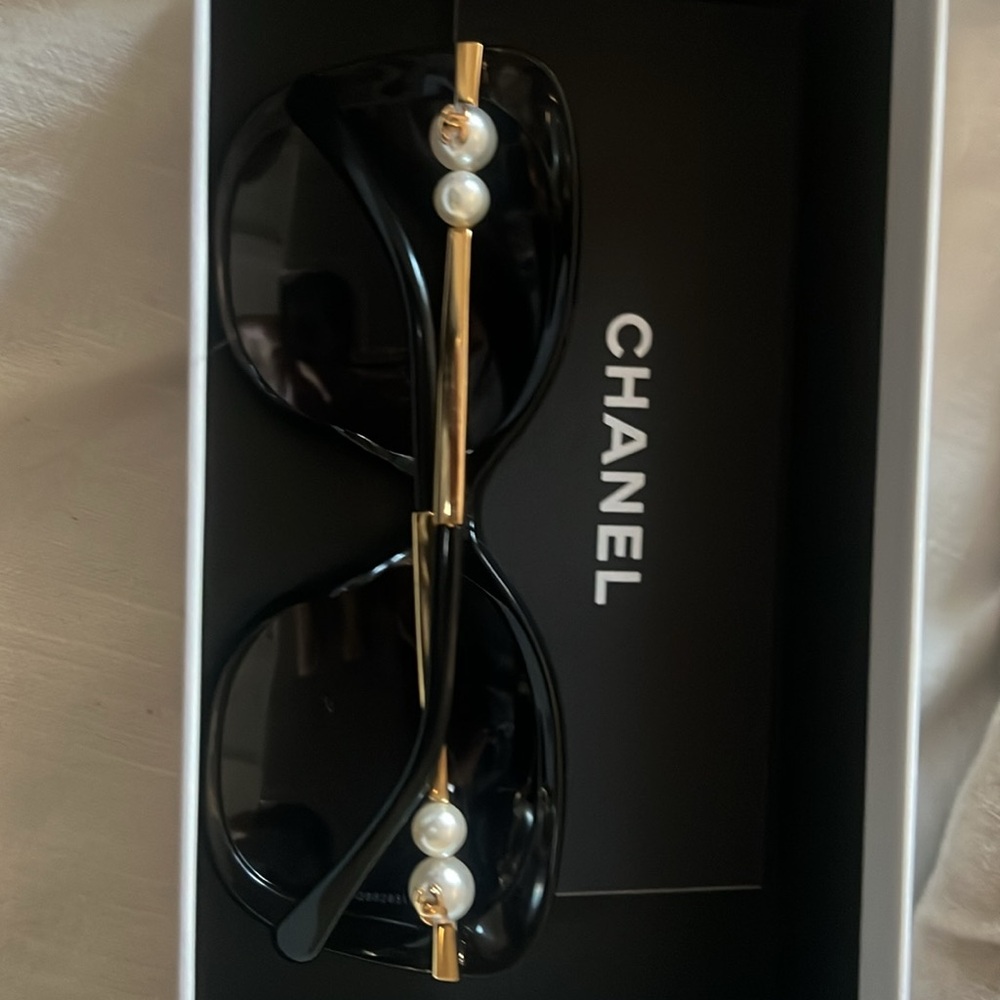 CHANEL- Classic Pearl Sunglasses - Picture 4 of 11